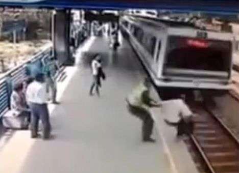 В Колумбии полицейский сорвал план самоубийцы за миг до прибытия поезда (ВИДЕО)