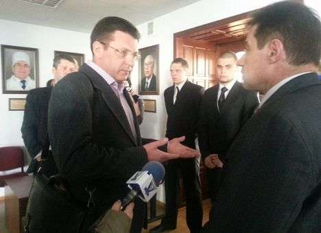 Охрана не пускает уволенного мэра Черкасс в его кабинет (ВИДЕО)