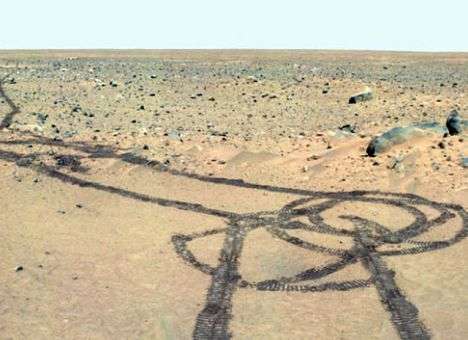 Марсоход NASA нарисовал на Красной планете гигантский пенис (ФОТО)
