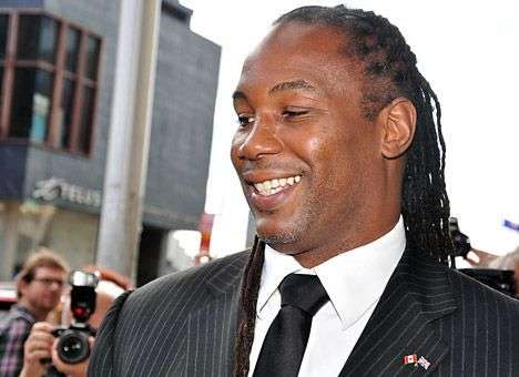 Леннокс Льюис потренирует британского боксера