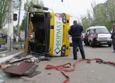 Как в Мариуполе перевернулась переполненная маршрутка (ФОТО)