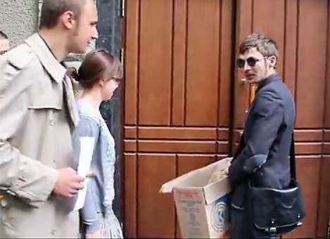 Под окнами СБУ устроили пункт приема стеклотары