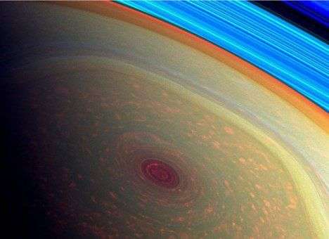 На Сатурне исследователи наблюдают супер-ураган