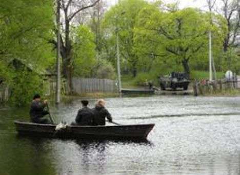 На Черниговщине Днепр затопил райцентр, люди не вылезают из лодок (ВИДЕО)