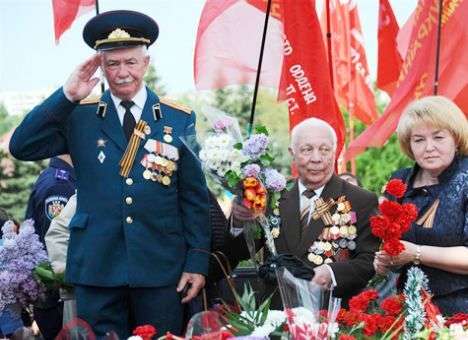 Коммунисты плевать хотели на ивано-франковский запрет красных флагов