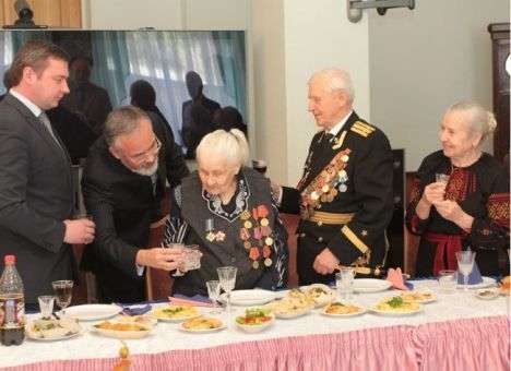 Табачник похвастал перед ветеранами переписанными учебниками истории