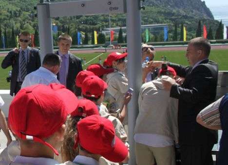 Детей для Януковича шмонали под прицелом снайперов (РЕПОРТАЖ)