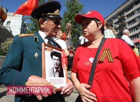 Коммунисты и их сторонники начали Парад Победителей с цветов Ленину (ВИДЕО)