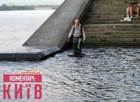 На киевской набережной переходы залило водой (ФОТО)