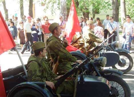 Столица Крыма отметила День Победы костюмированным парадом (ФОТО, ВИДЕО)