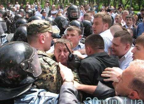 День Победы в Тернополе: «Свобода» сошлась в рукопашную с милицией (ФОТО)