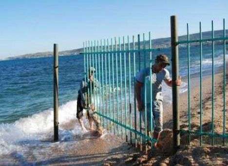 Пляж Феодосии освободили от забора и кабаков бизнесменов