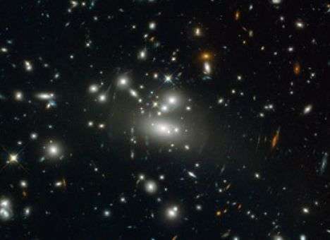 Hubble заснял гравитационную линзу кластера галактик