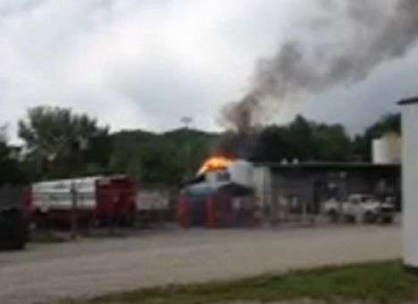 В США после серии взрывов горит газовый завод