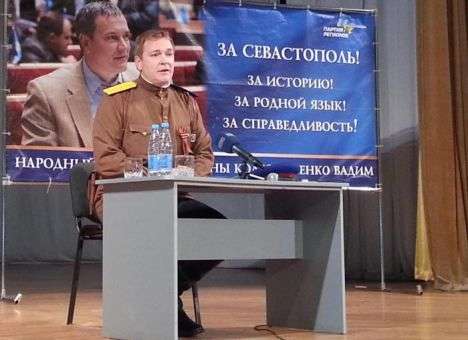 В Колесниченко метнули смирительную рубашку