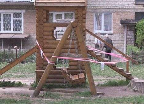 На Житомирщине качели от нардепа убили ребенка (ФОТО)