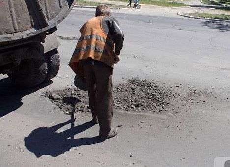 На Донбассе зэки вместо коммунальщиков «ремонтируют» дороги мусором (ФОТО)