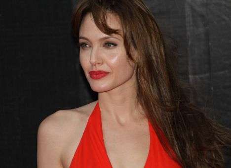 Удалившей грудь Анджелине Джоли предстоит операция по удалению яичников