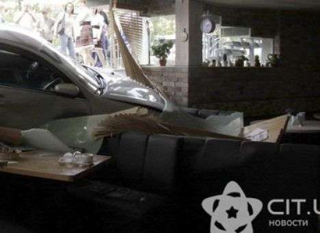 В Крыму иномарка через окно  «забронировала» столик в пиццерии