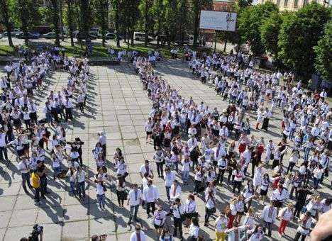 В Черновцах люди в вышиванках установили рекорд Украины (ФОТО)