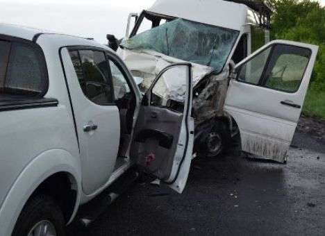 На Харьковщине не разминулись два микроавтобуса и джип, есть погибшие (ФОТО)