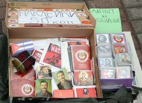 На митинге «регионалов» торгуют наклейками со Сталиным