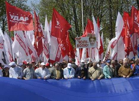 На Майдане уже собрались тысячи сторонников оппозиции