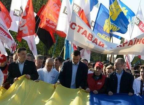 Оппозиция двинулась к Софийской площади с песнями УПА