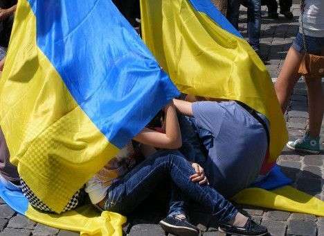 В центре Киева «антифашисты» используют флаги Украины как подстилки (ФОТО)