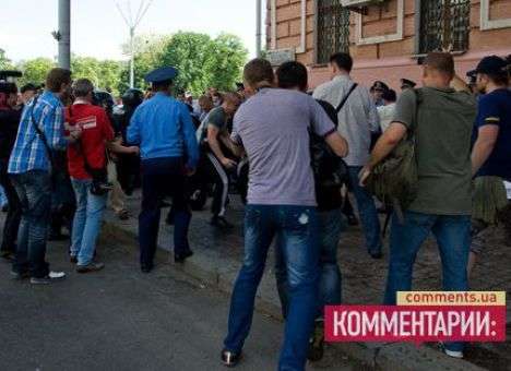 Вокруг БТР с морковкой произошла драка: несколько активистов задержаны