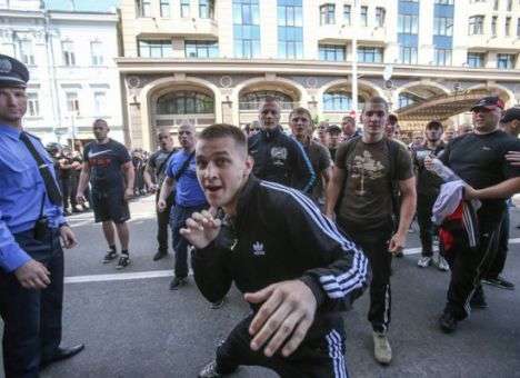 Журналисты разыскали «активиста», избившего журналистку на митинге в Киеве