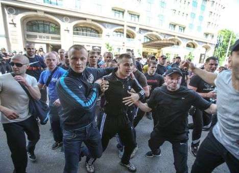Журналистов на акции оппозиции в Киеве избили «спортсмены – многостаночники»