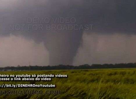 На США обрушился мощный торнадо (ВИДЕО)