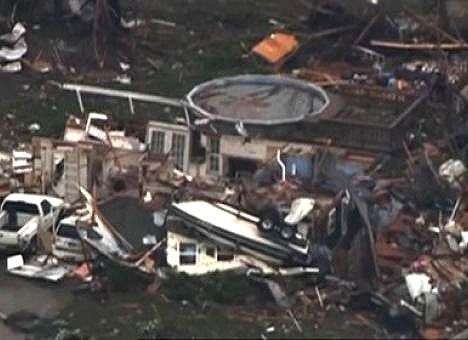 Жертвами торнадо в Оклахоме стали более 50 человек, почти половина - дети