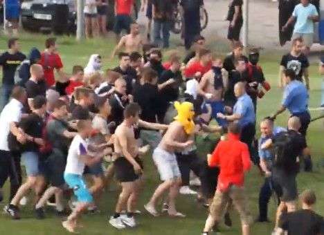 Драка фанатов с милицией в Первой лиге Украины (ВИДЕО)