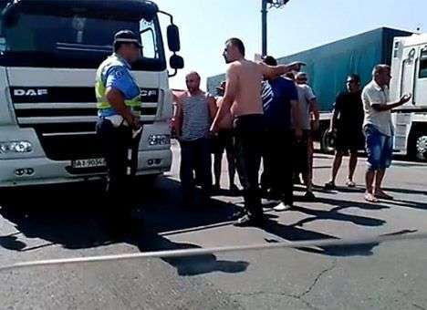В Днепропетровске водители взбунтовались из-за тотального перекрытия дорог (ВИДЕО)