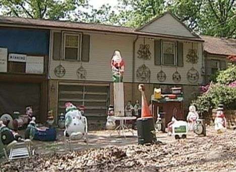 В США двум братьям приказали убрать со двора рождественские украшения