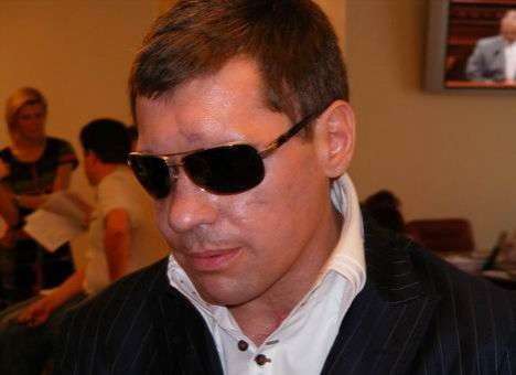 Пабат передвигается по Киевраде с помощью коллег и голосует вслепую (ФОТО)