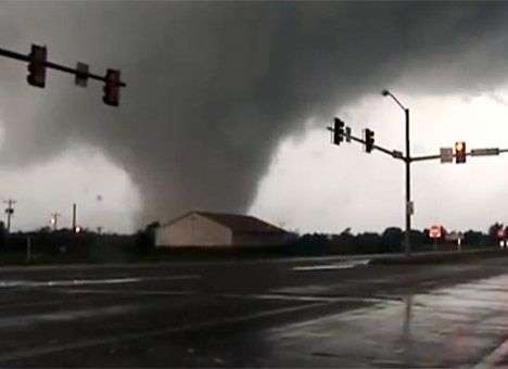 Число жертв торнадо в Оклахоме превысило 90 человек (ВИДЕО)