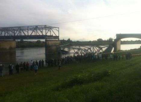 В США рухнул мост с машинами