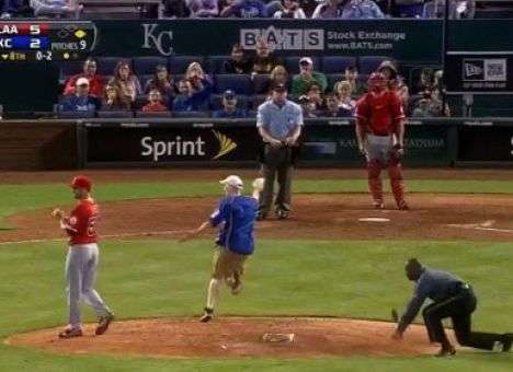 В США фанат обокрал бейсболиста прямо на поле