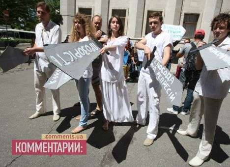 Под окнами Президента устроили «битву» за свободу мирных протестов