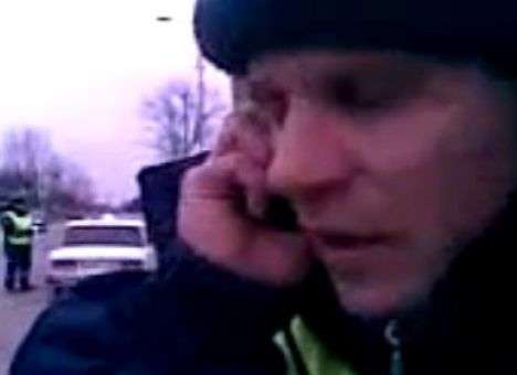 В России пятерых полицейских уволили за взятку в 500 рублей (ВИДЕО)