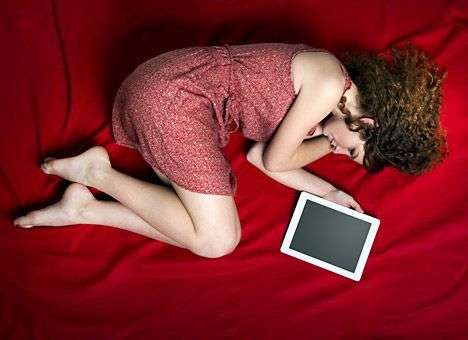 Телефоны и планшеты, используемые перед сном, вызывают стресс