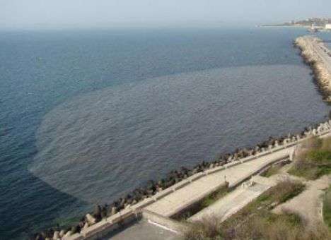 В море у берегов Севастополя сливают канализацию (ФОТО)