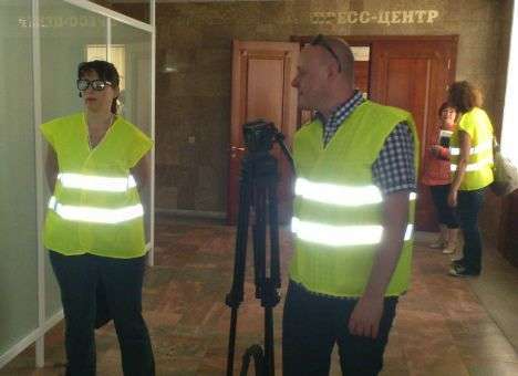 Милиция в Донецке нарядила журналистов в жилеты ППС (ВИДЕО)