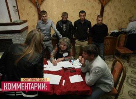 С участка в Василькове выгнали сомнительных журналистов с ножами