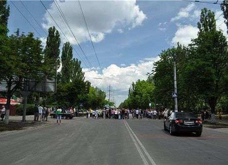 Одесситы устали ждать возвращения электричества и перекрыли дорогу