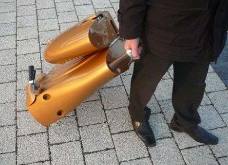 Электрический скутер сложили в чемодан