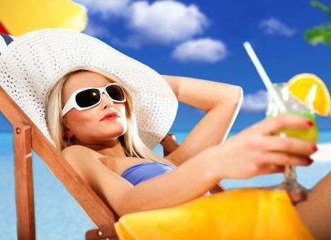 Украинский турист игнорирует наводнение и массовые беспорядки